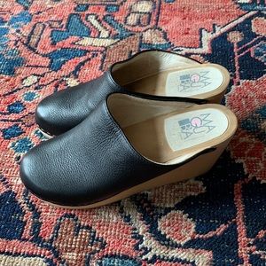 Maguba wedge clogs